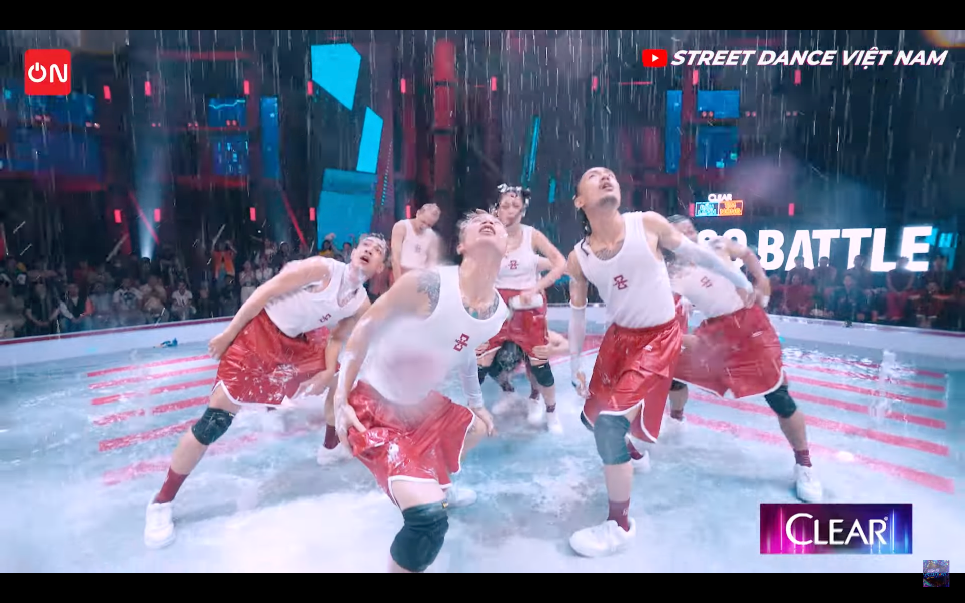 Street Dance Việt Nam: Chi Pu biến sân khấu thành phòng tắm xà bông, Bảo Anh tung skill khó - Ảnh 4