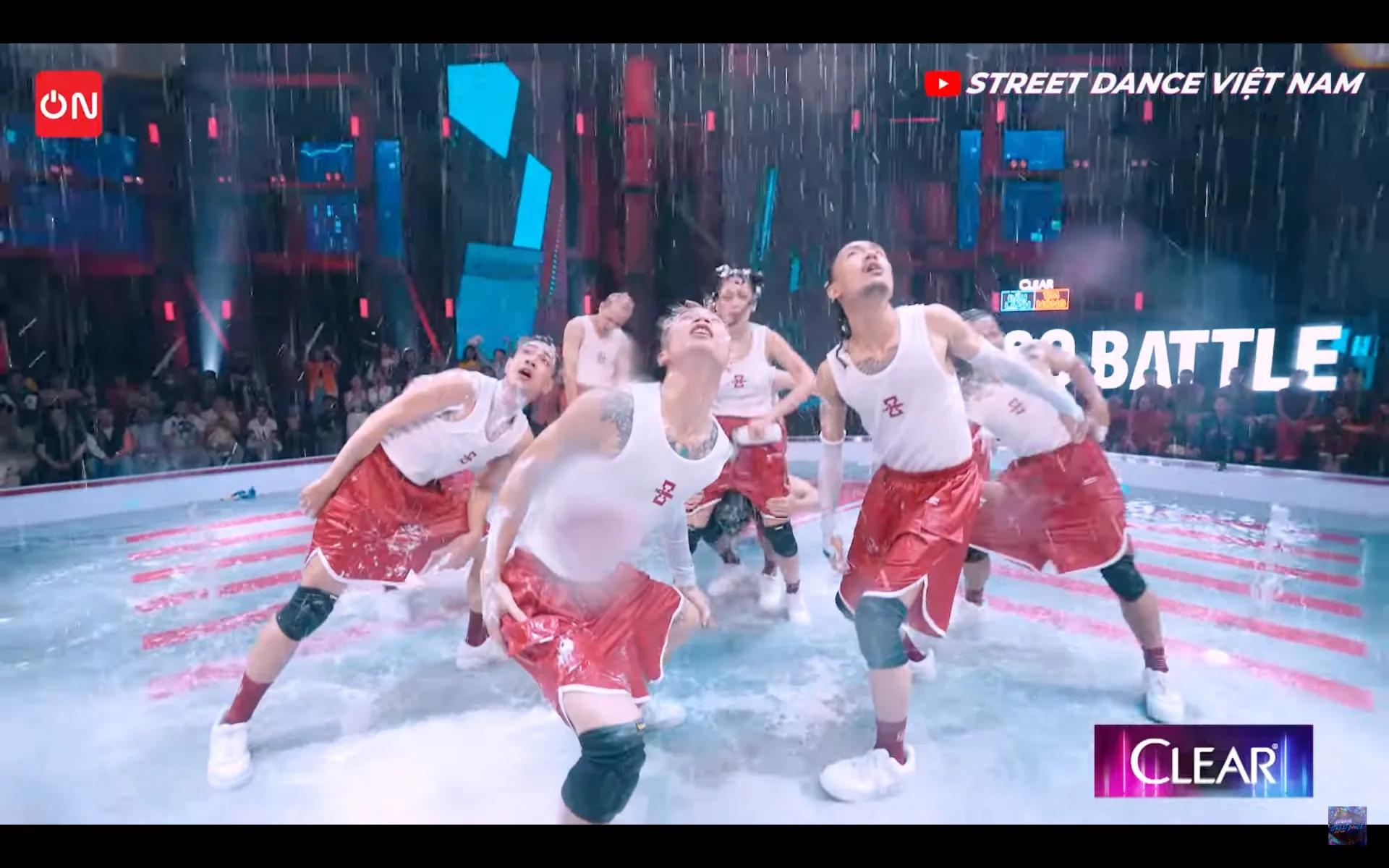 Street Dance Việt Nam: Chi Pu biến sân khấu thành phòng tắm xà bông, Bảo Anh tung skill khó - Ảnh 4