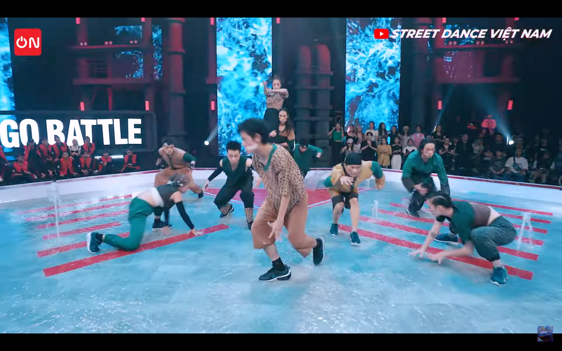 Street Dance Việt Nam: Chi Pu biến sân khấu thành phòng tắm xà bông, Bảo Anh tung skill khó - Ảnh 6