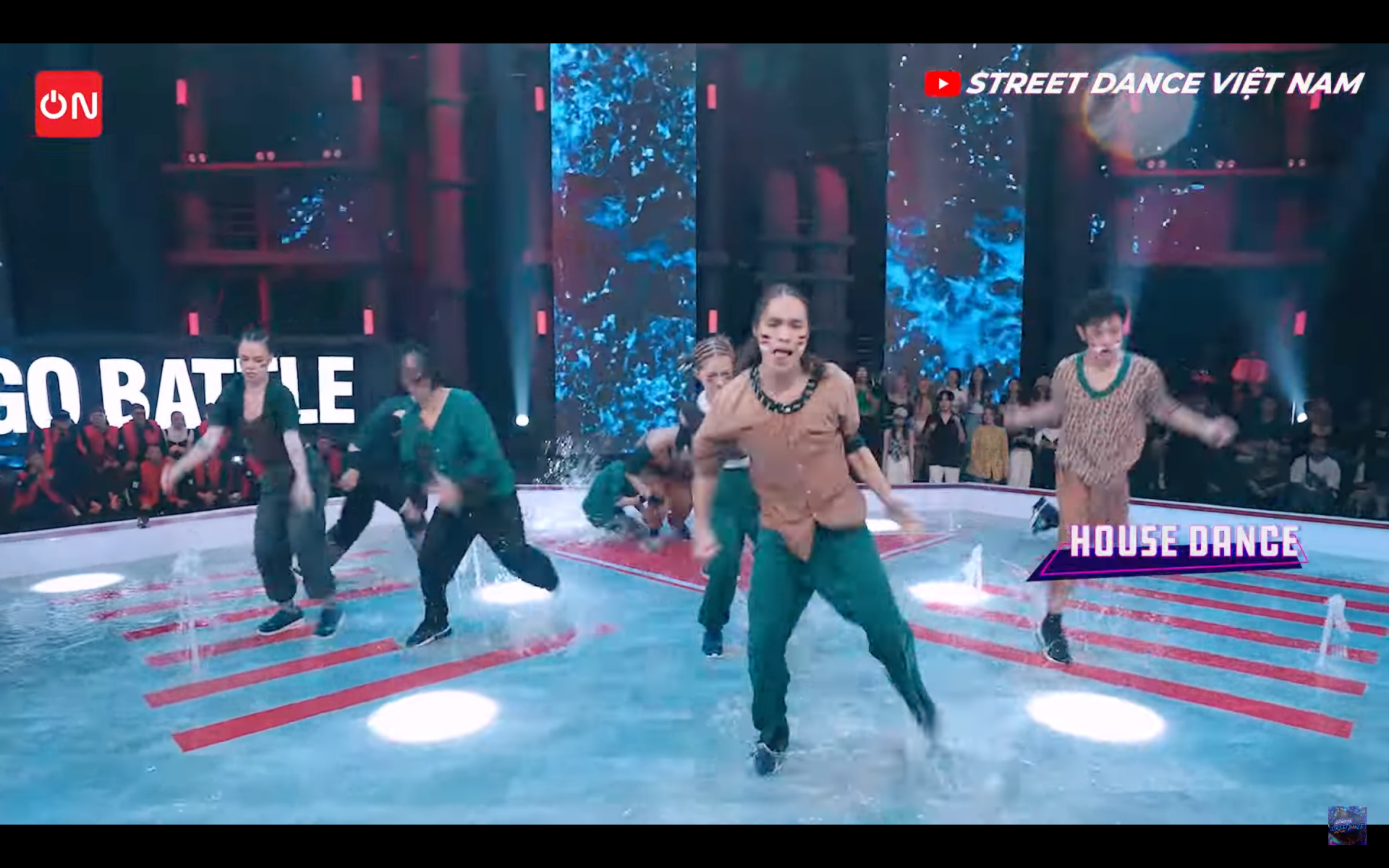 Street Dance Việt Nam: Chi Pu biến sân khấu thành phòng tắm xà bông, Bảo Anh tung skill khó - Ảnh 7