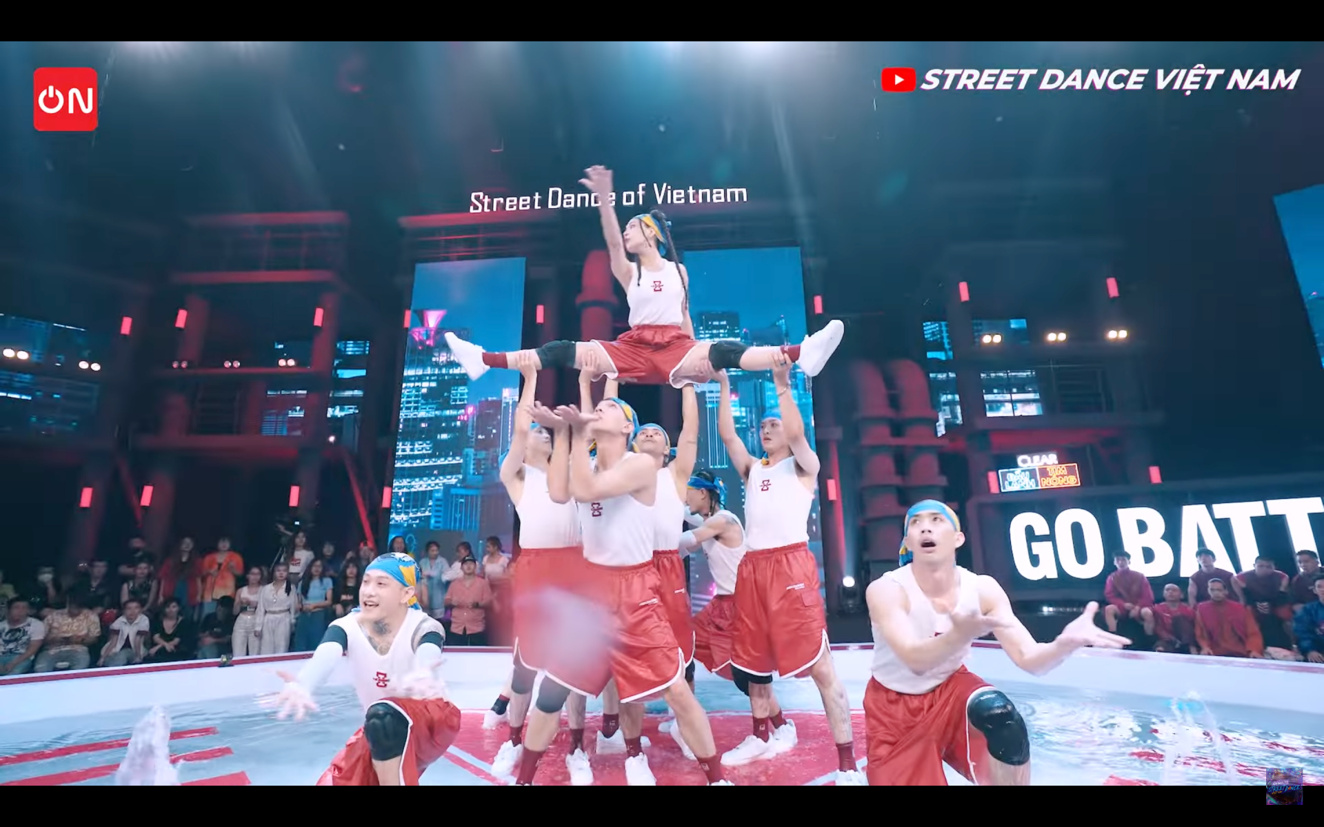 Street Dance Việt Nam: Chi Pu biến sân khấu thành phòng tắm xà bông, Bảo Anh tung skill khó - Ảnh 9