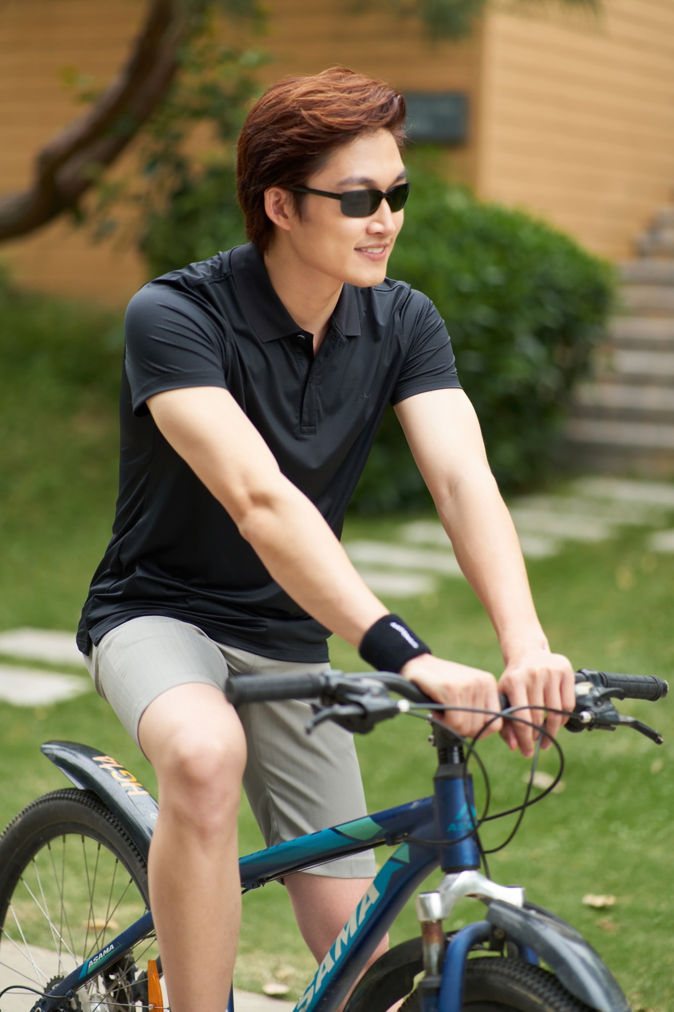 Lóa mắt với màn khoe cơ bụng 8 múi cuồn cuộn của Đình Tú - Ảnh 2