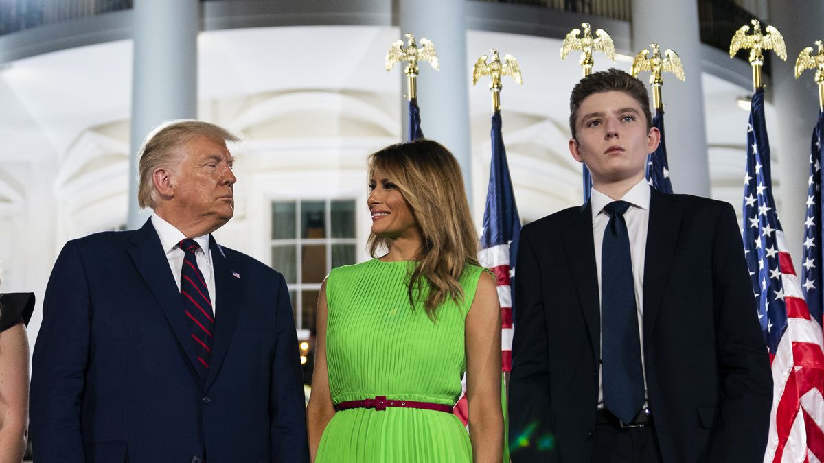 Ngỡ ngàng với chiều cao ở tuổi 16 của Barron Trump, gấp đôi người đứng cạnh - Ảnh 1