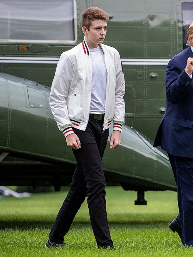 Ngỡ ngàng với chiều cao ở tuổi 16 của Barron Trump, gấp đôi người đứng cạnh - Ảnh 4