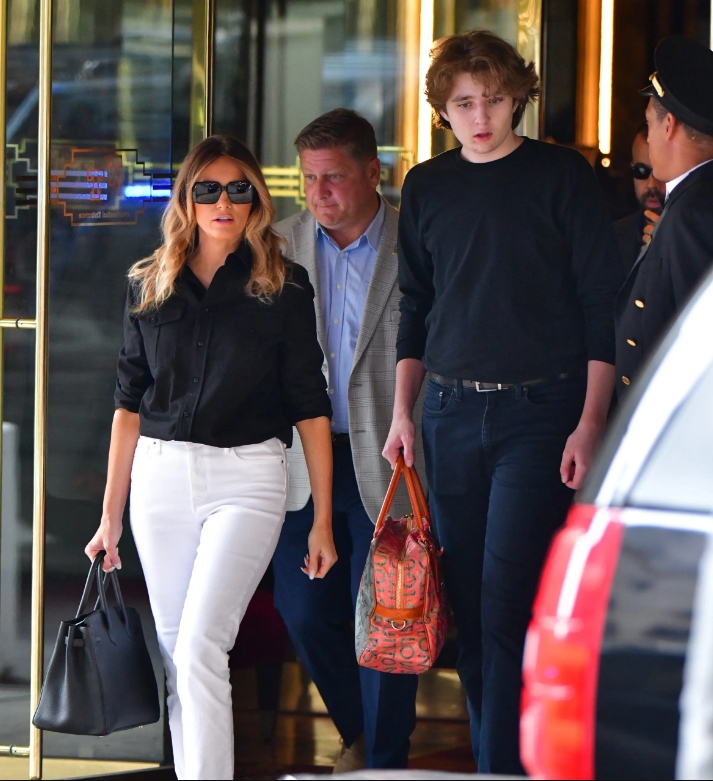 Ngỡ ngàng với chiều cao ở tuổi 16 của Barron Trump, gấp đôi người đứng cạnh - Ảnh 5