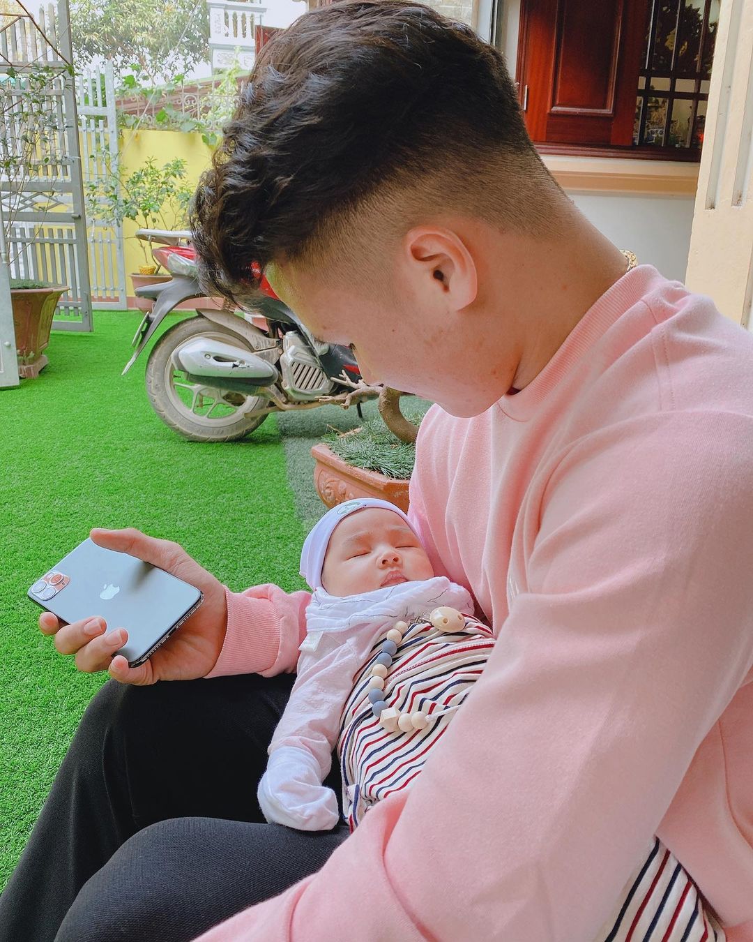 Quang Hải chăm cháu cực khéo, tương lai bố bỉm chiều con nhất làng bóng đá  - Ảnh 1