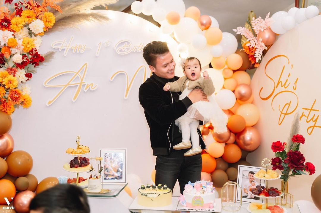 Quang Hải chăm cháu cực khéo, tương lai bố bỉm chiều con nhất làng bóng đá  - Ảnh 3