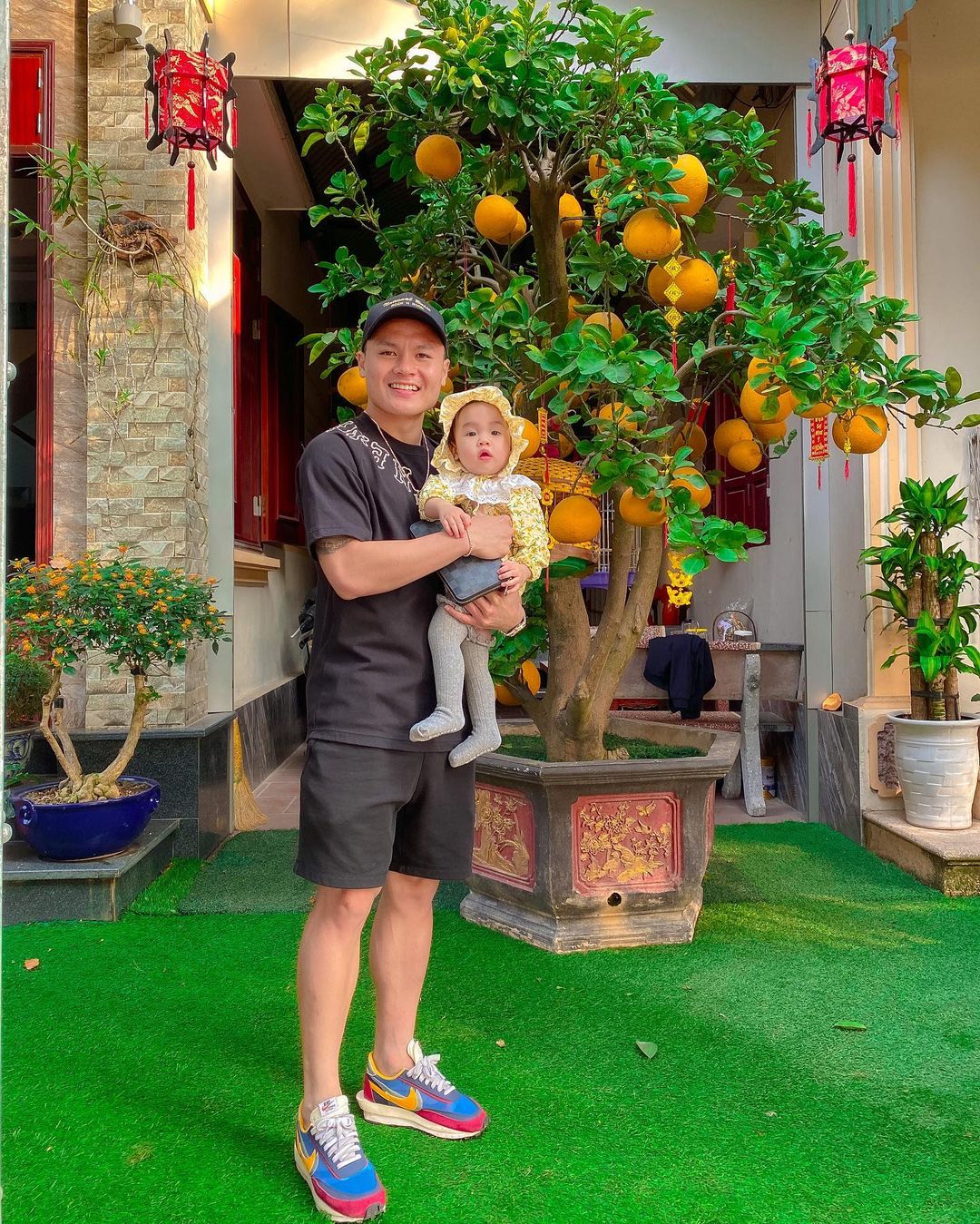 Quang Hải chăm cháu cực khéo, tương lai bố bỉm chiều con nhất làng bóng đá  - Ảnh 4