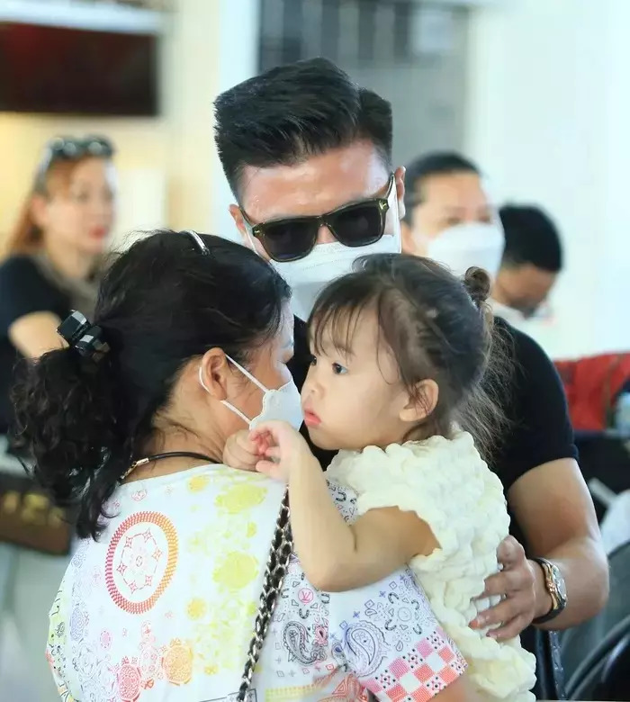 Quang Hải chăm cháu cực khéo, tương lai bố bỉm chiều con nhất làng bóng đá  - Ảnh 1