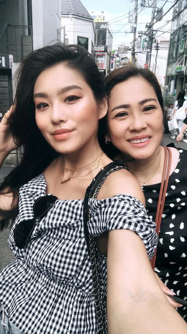 Tuổi 52 của mẹ Á hậu Thảo Nhi Lê: Trẻ trung và mê đồ hiệu không kém con gái - Ảnh 1