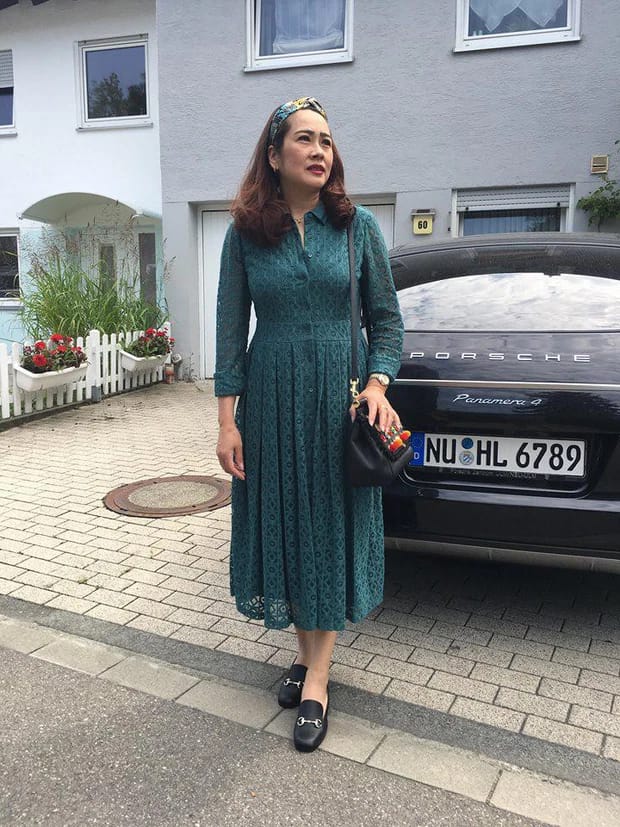 Tuổi 52 của mẹ Á hậu Thảo Nhi Lê: Trẻ trung và mê đồ hiệu không kém con gái - Ảnh 4