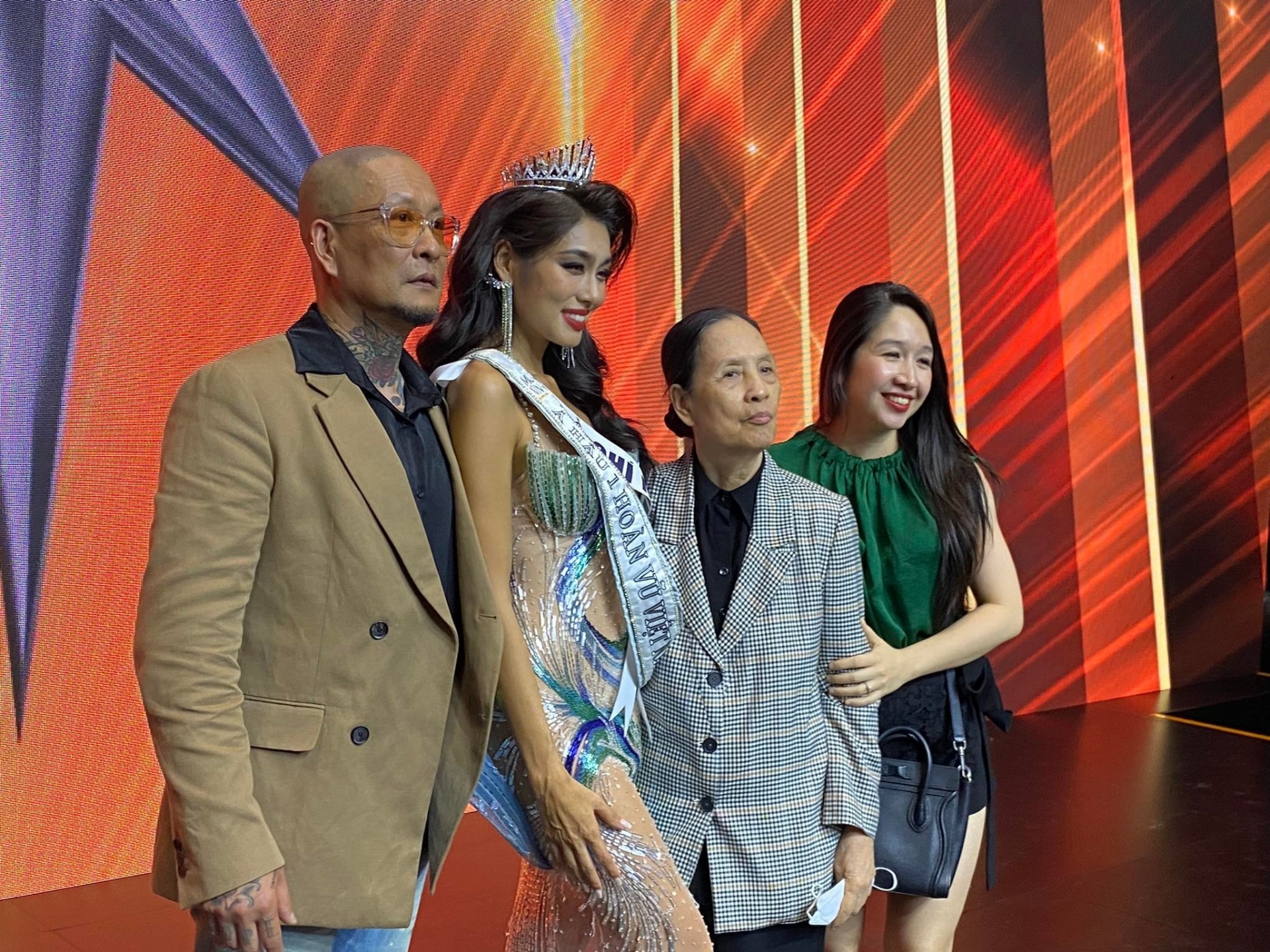 Tuổi 52 của mẹ Á hậu Thảo Nhi Lê: Trẻ trung và mê đồ hiệu không kém con gái - Ảnh 7