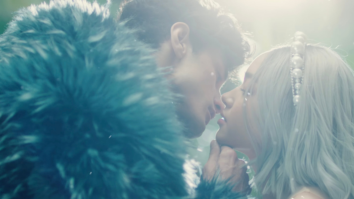 Châu Bùi hôn trai lạ trong MV “1 Cọng Tóc Mai” của Tóc Tiên, Binz phản ứng gì? 