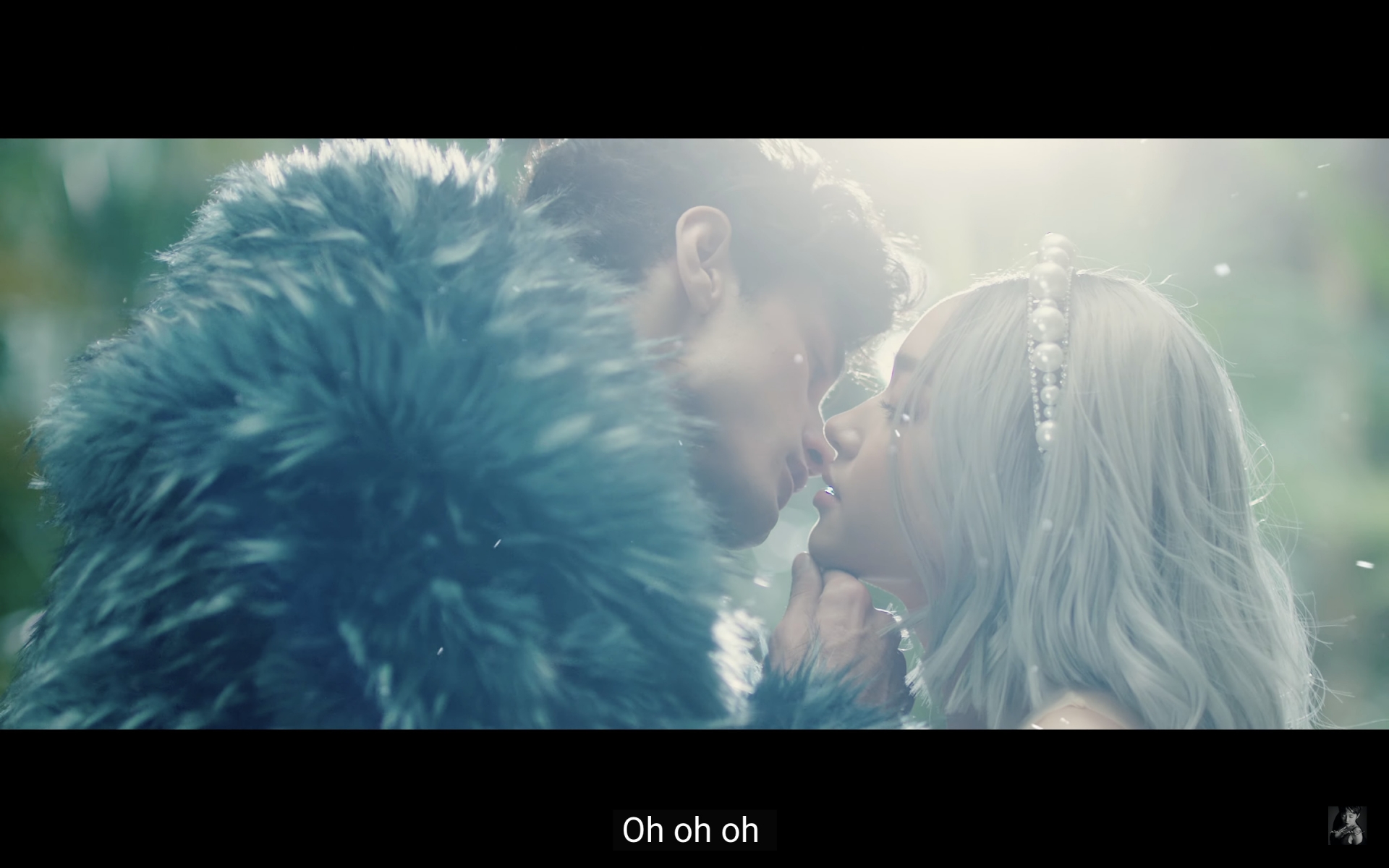 Châu Bùi hôn trai lạ trong MV “1 Cọng Tóc Mai” của Tóc Tiên, Binz phản ứng gì?  - Ảnh 1