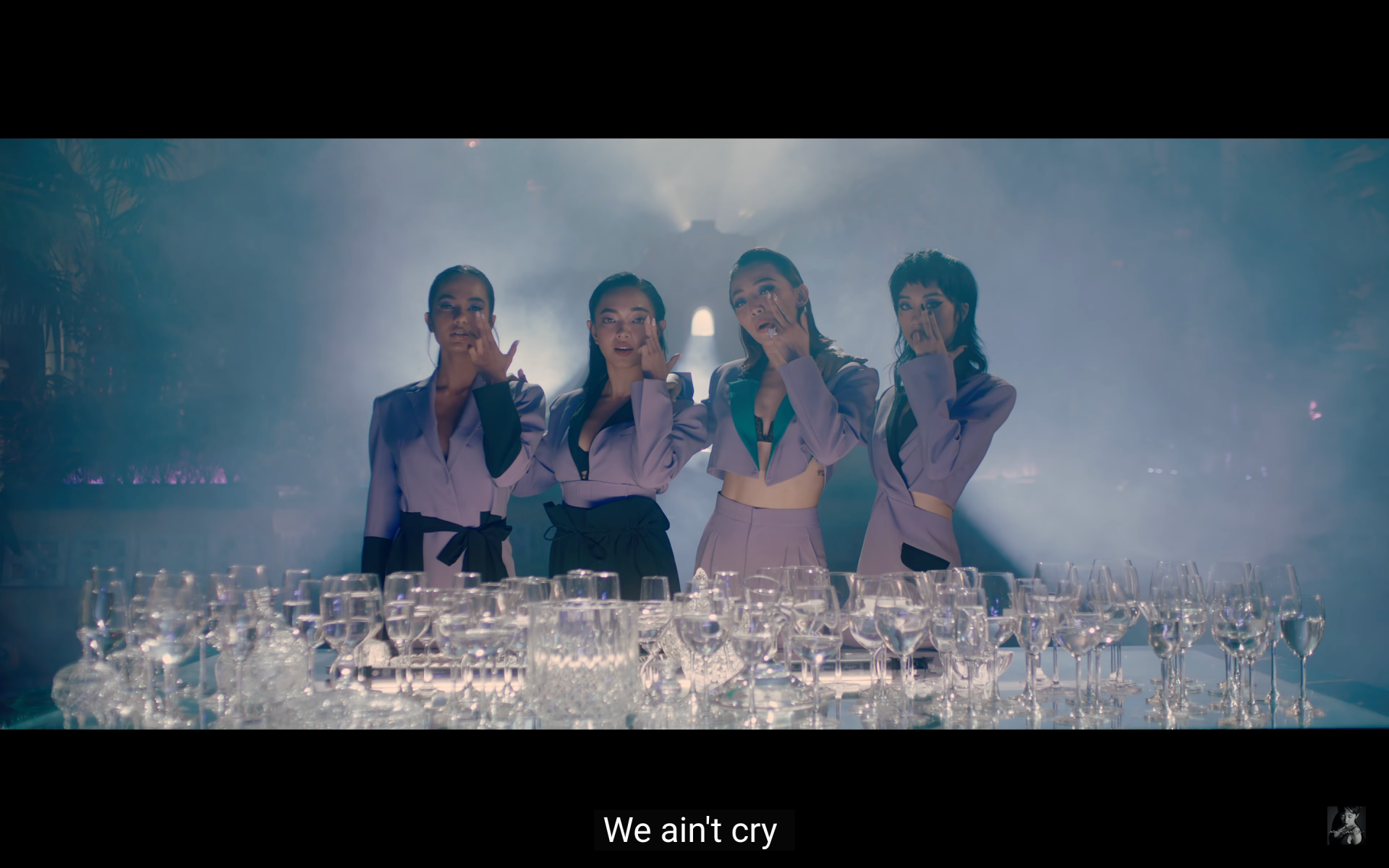 Châu Bùi hôn trai lạ trong MV “1 Cọng Tóc Mai” của Tóc Tiên, Binz phản ứng gì?  - Ảnh 10