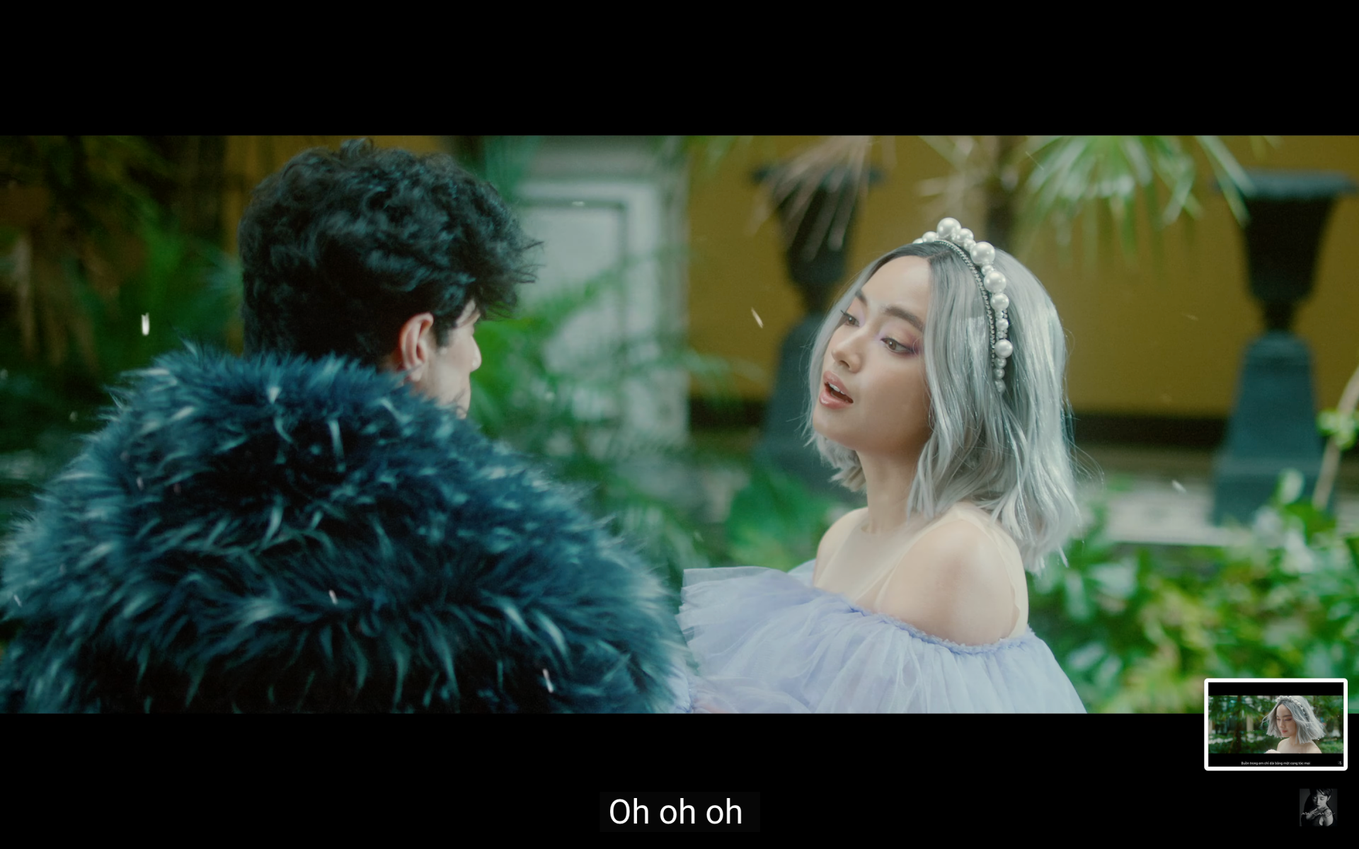 Châu Bùi hôn trai lạ trong MV “1 Cọng Tóc Mai” của Tóc Tiên, Binz phản ứng gì?  - Ảnh 11