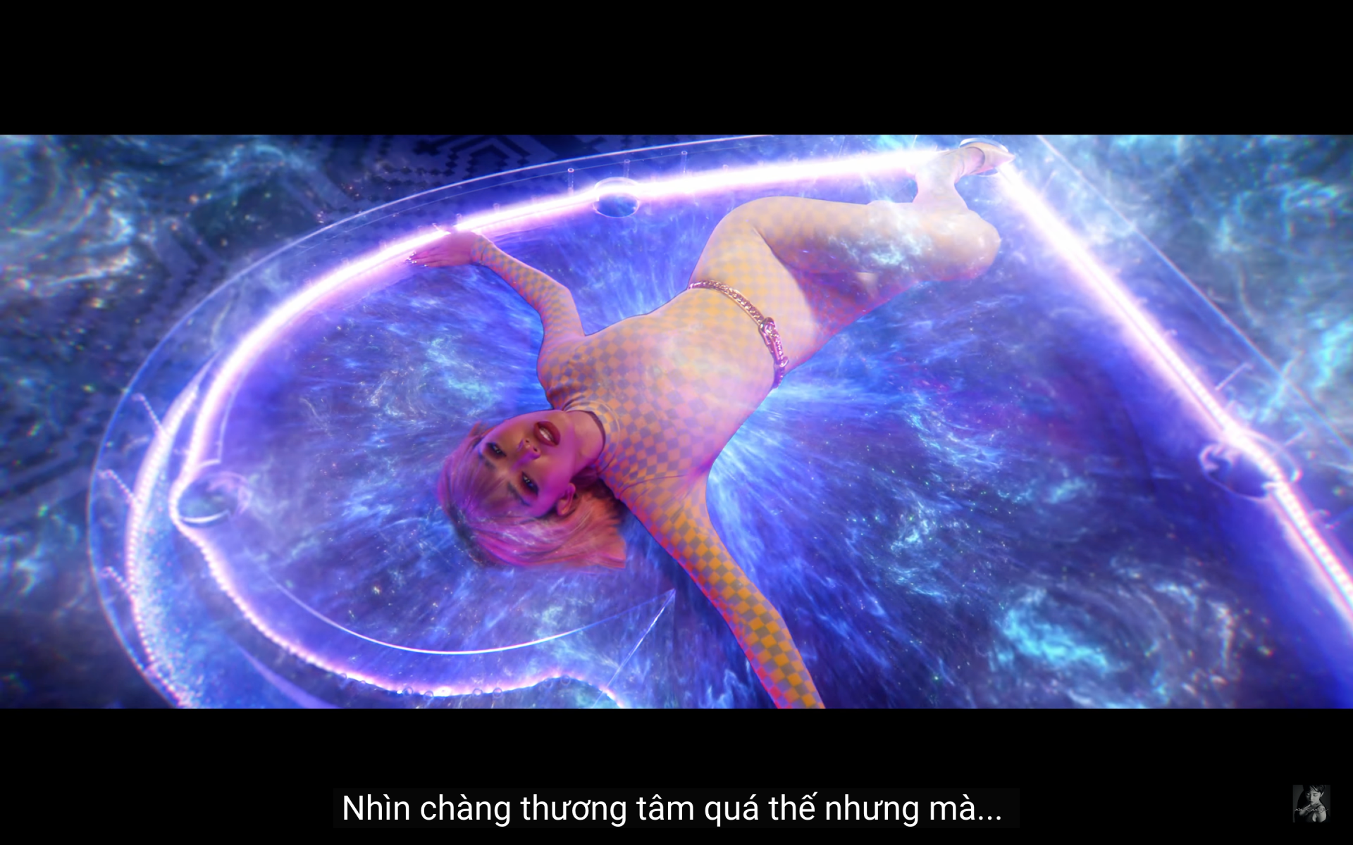 Châu Bùi hôn trai lạ trong MV “1 Cọng Tóc Mai” của Tóc Tiên, Binz phản ứng gì?  - Ảnh 5