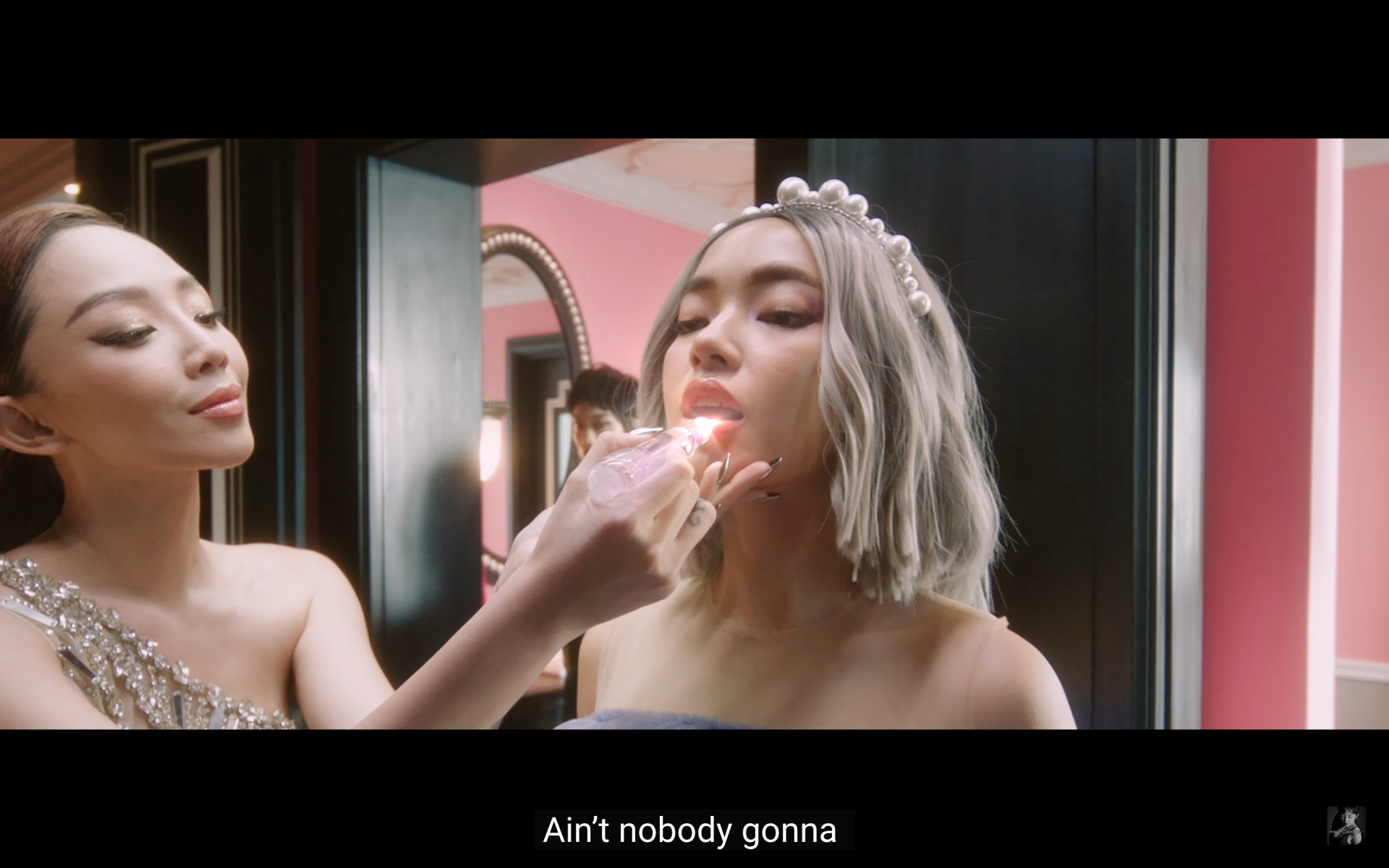 Châu Bùi hôn trai lạ trong MV “1 Cọng Tóc Mai” của Tóc Tiên, Binz phản ứng gì?  - Ảnh 6