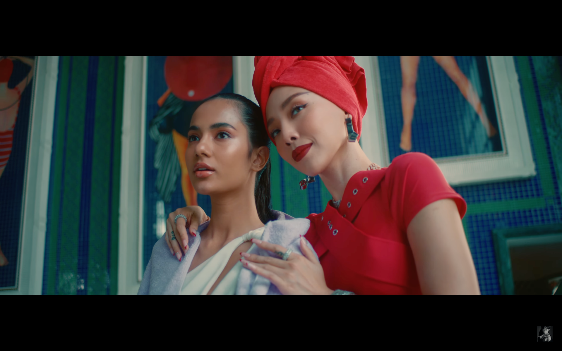 Châu Bùi hôn trai lạ trong MV “1 Cọng Tóc Mai” của Tóc Tiên, Binz phản ứng gì?  - Ảnh 7