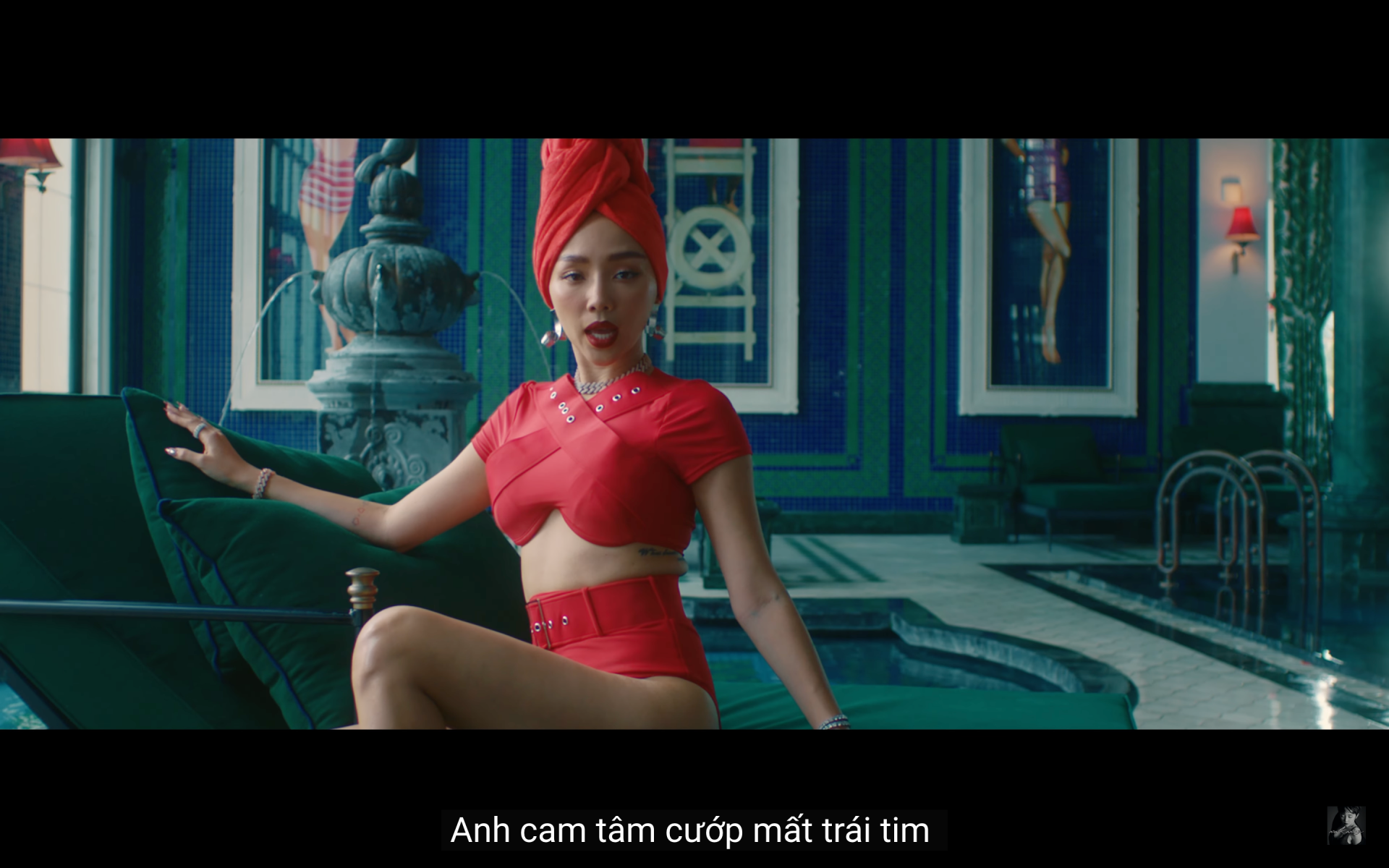 Châu Bùi hôn trai lạ trong MV “1 Cọng Tóc Mai” của Tóc Tiên, Binz phản ứng gì?  - Ảnh 8