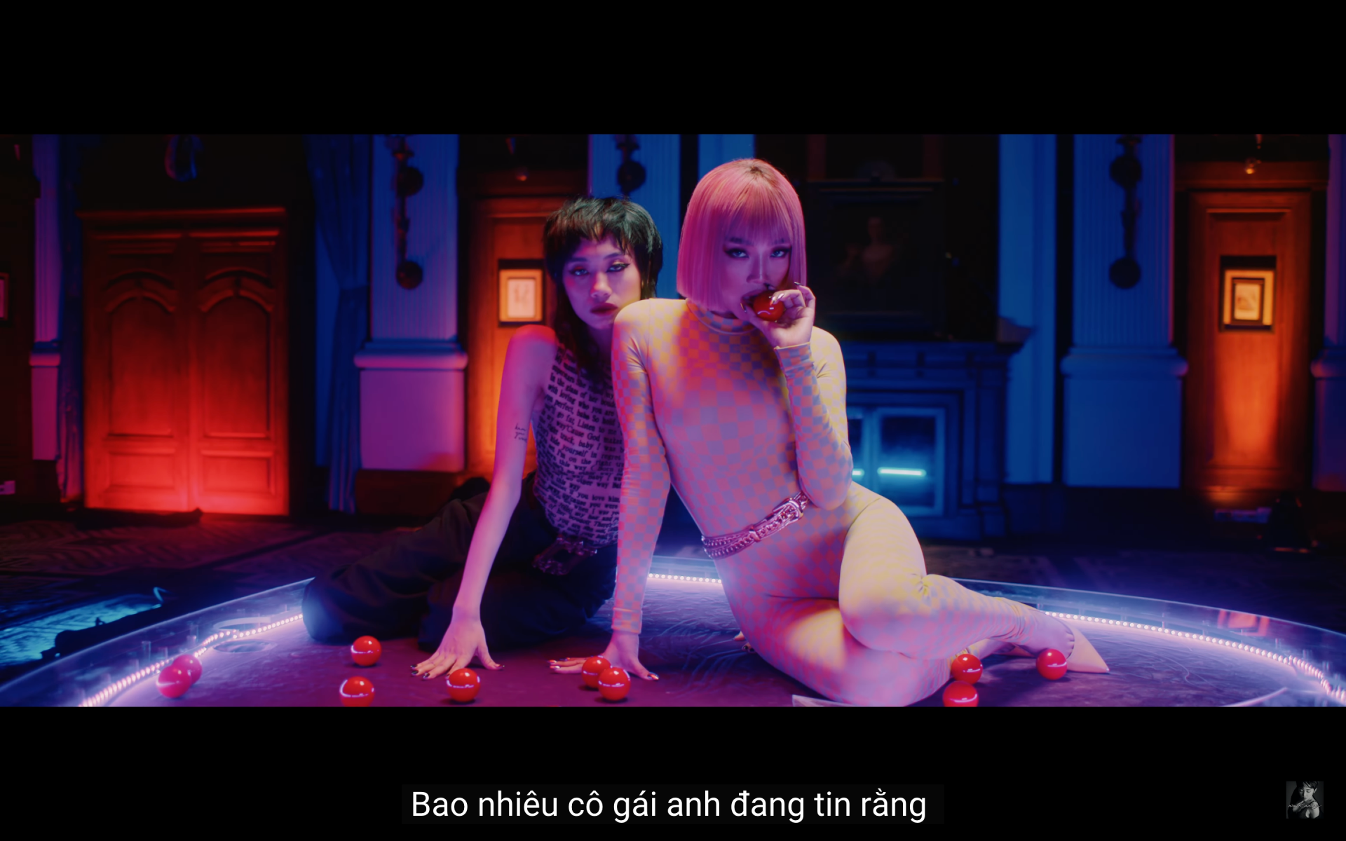 Châu Bùi hôn trai lạ trong MV “1 Cọng Tóc Mai” của Tóc Tiên, Binz phản ứng gì?  - Ảnh 9