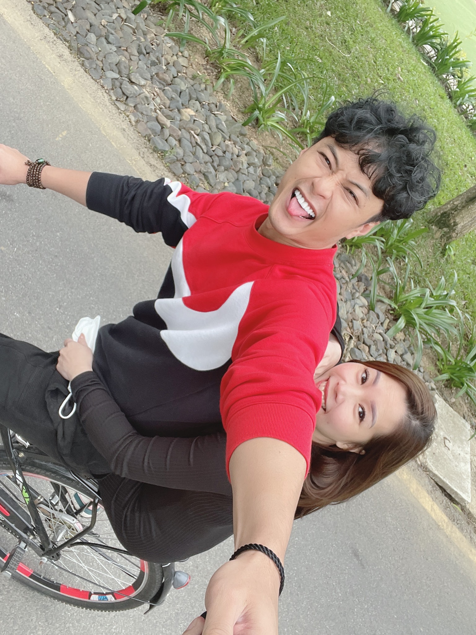 Hồng Đăng bị mất điện thoại khi cùng Hồ Hoài Anh công tác tại Tây Ba Nha - Ảnh 1