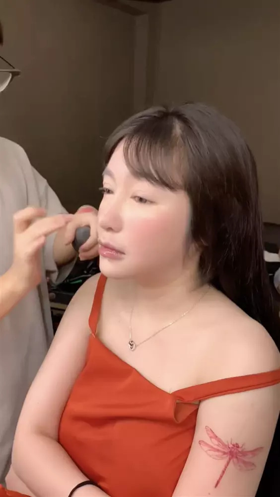 Elly Trần xuất hiện với gương mặt sưng vù, ngoại hình phát tướng khó nhận ra - Ảnh 2