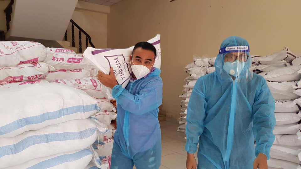 MC Quyền Linh bị thoát vị đĩa đệm nặng vì vác hàng tấn gạo trong mùa dịch vừa qua?  - Ảnh 5