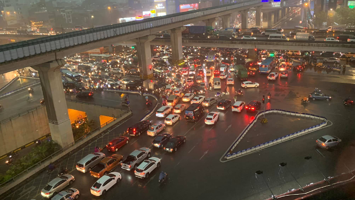 Hà Nội mưa lớn đúng giờ tan tầm, dân công sở người chết máy vì ngập, người chôn chân tại công ty