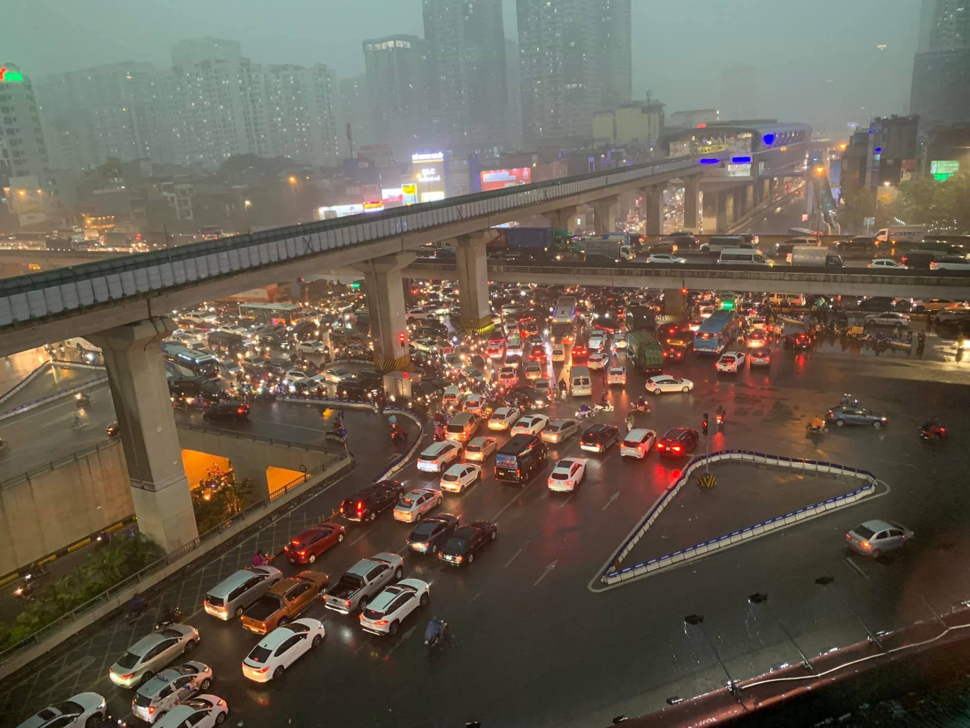 Hà Nội mưa lớn đúng giờ tan tầm, dân công sở chôn chân tại công ty - Ảnh 1