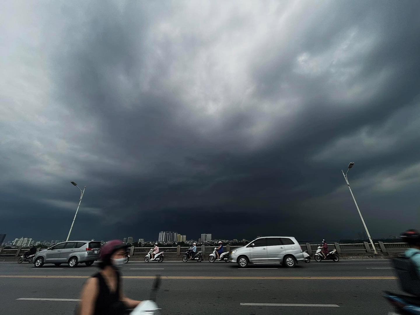 Hà Nội mưa lớn đúng giờ tan tầm, dân công sở chôn chân tại công ty - Ảnh 1
