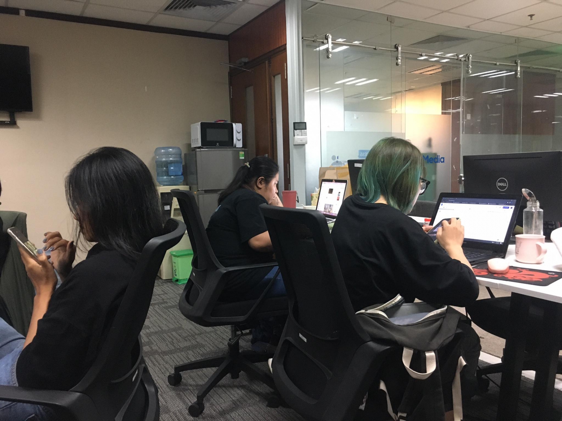 Hà Nội mưa lớn đúng giờ tan tầm, dân công sở chôn chân tại công ty - Ảnh 1