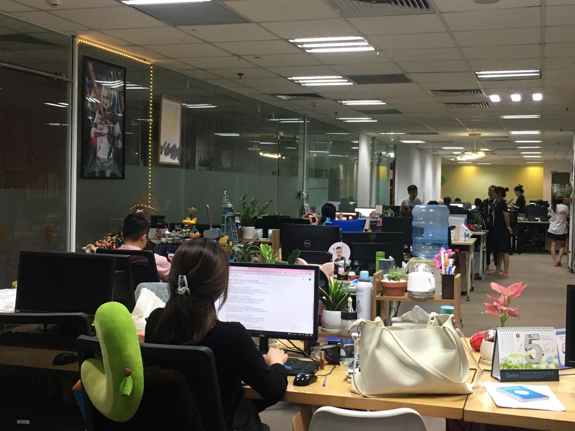 Hà Nội mưa lớn đúng giờ tan tầm, dân công sở chôn chân tại công ty - Ảnh 2