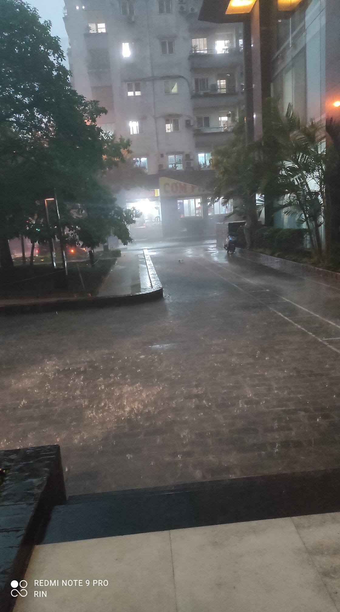 Hà Nội mưa lớn đúng giờ tan tầm, dân công sở chôn chân tại công ty - Ảnh 1