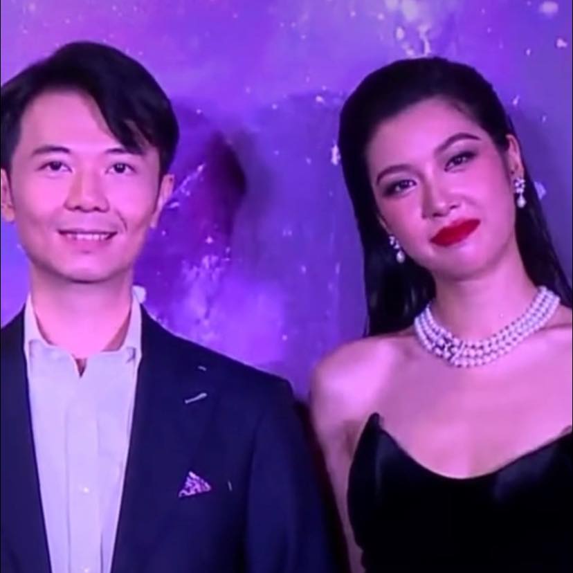 Thúy Vân ngại ngùng tựa vai ông xã tại họp báo nhưng bị nửa kia làm lơ - Ảnh 1