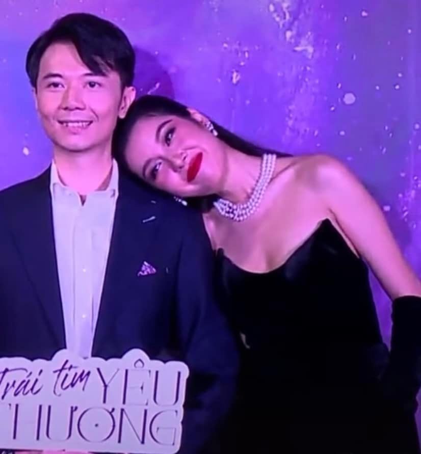 Thúy Vân ngại ngùng tựa vai ông xã tại họp báo nhưng bị nửa kia làm lơ - Ảnh 4