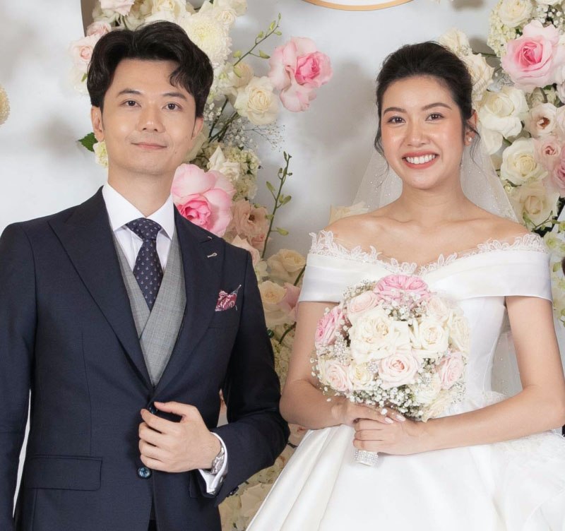 Thúy Vân ngại ngùng tựa vai ông xã tại họp báo nhưng bị nửa kia làm lơ - Ảnh 5