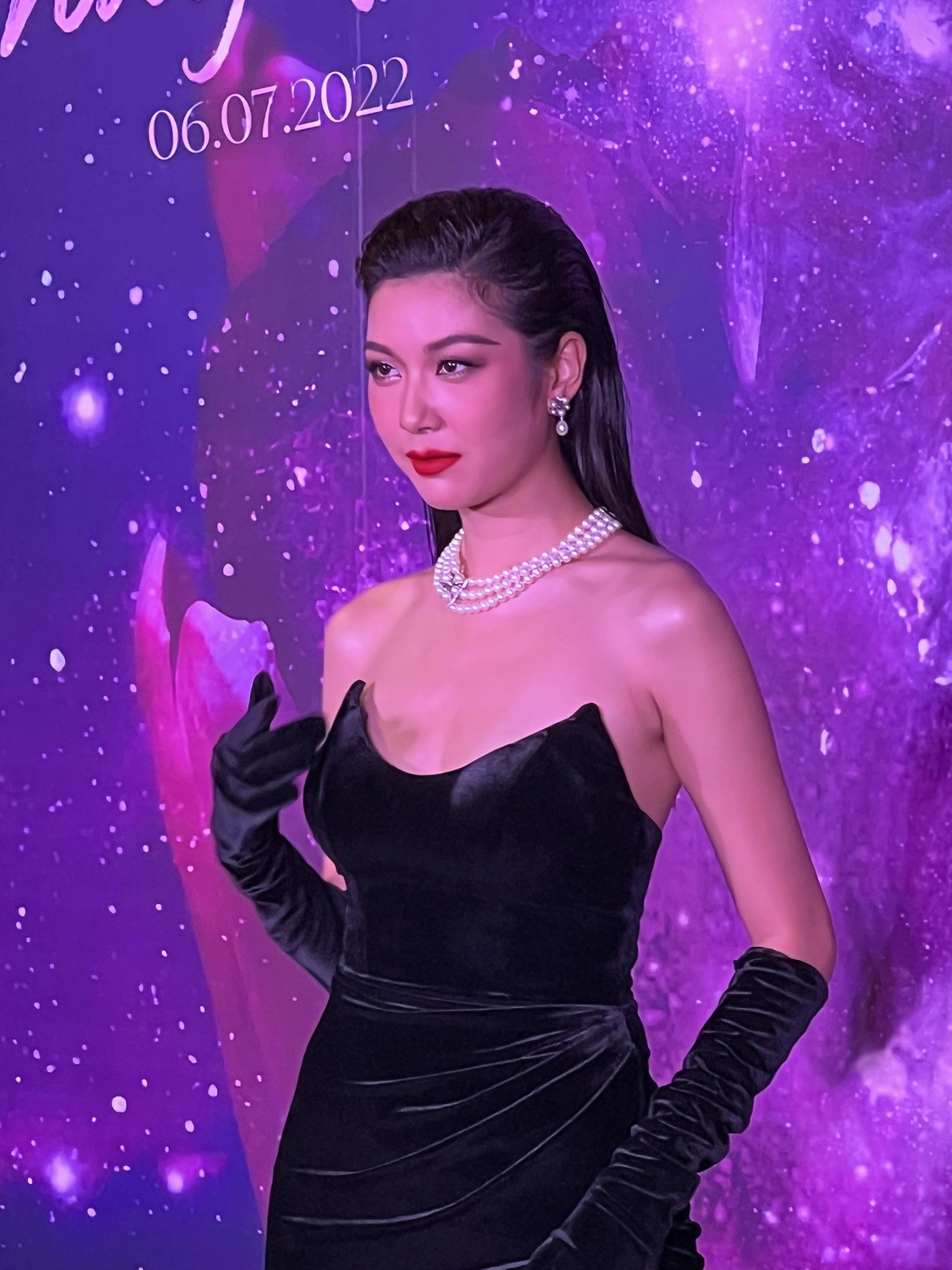 Thúy Vân ngại ngùng tựa vai ông xã tại họp báo nhưng bị nửa kia làm lơ - Ảnh 8