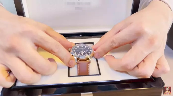 Trấn Thành - Hari Won vung tiền như nước : Vợ làm tóc 10 triệu, chồng mua đồng hồ 1 tỷ 3 - Ảnh 2