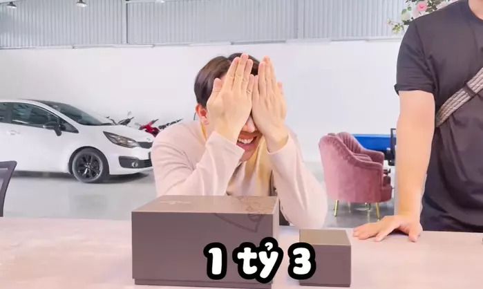 Trấn Thành - Hari Won vung tiền như nước : Vợ làm tóc 10 triệu, chồng mua đồng hồ 1 tỷ 3 - Ảnh 4