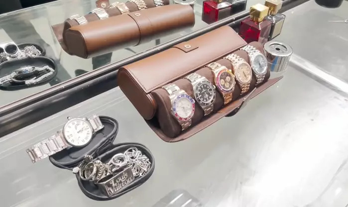 Trấn Thành - Hari Won vung tiền như nước : Vợ làm tóc 10 triệu, chồng mua đồng hồ 1 tỷ 3 - Ảnh 5