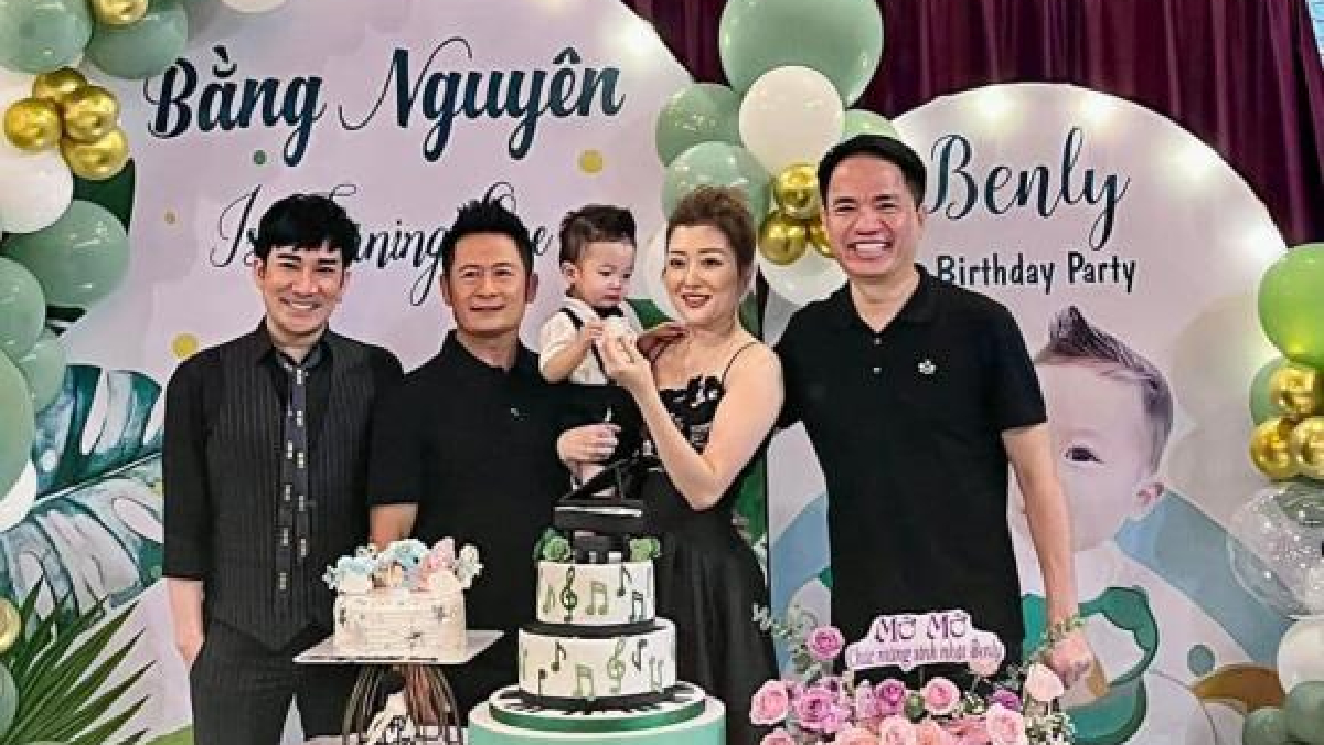 Bằng Kiều chính thức cho bạn gái mới và con trai thứ 4 lên sóng