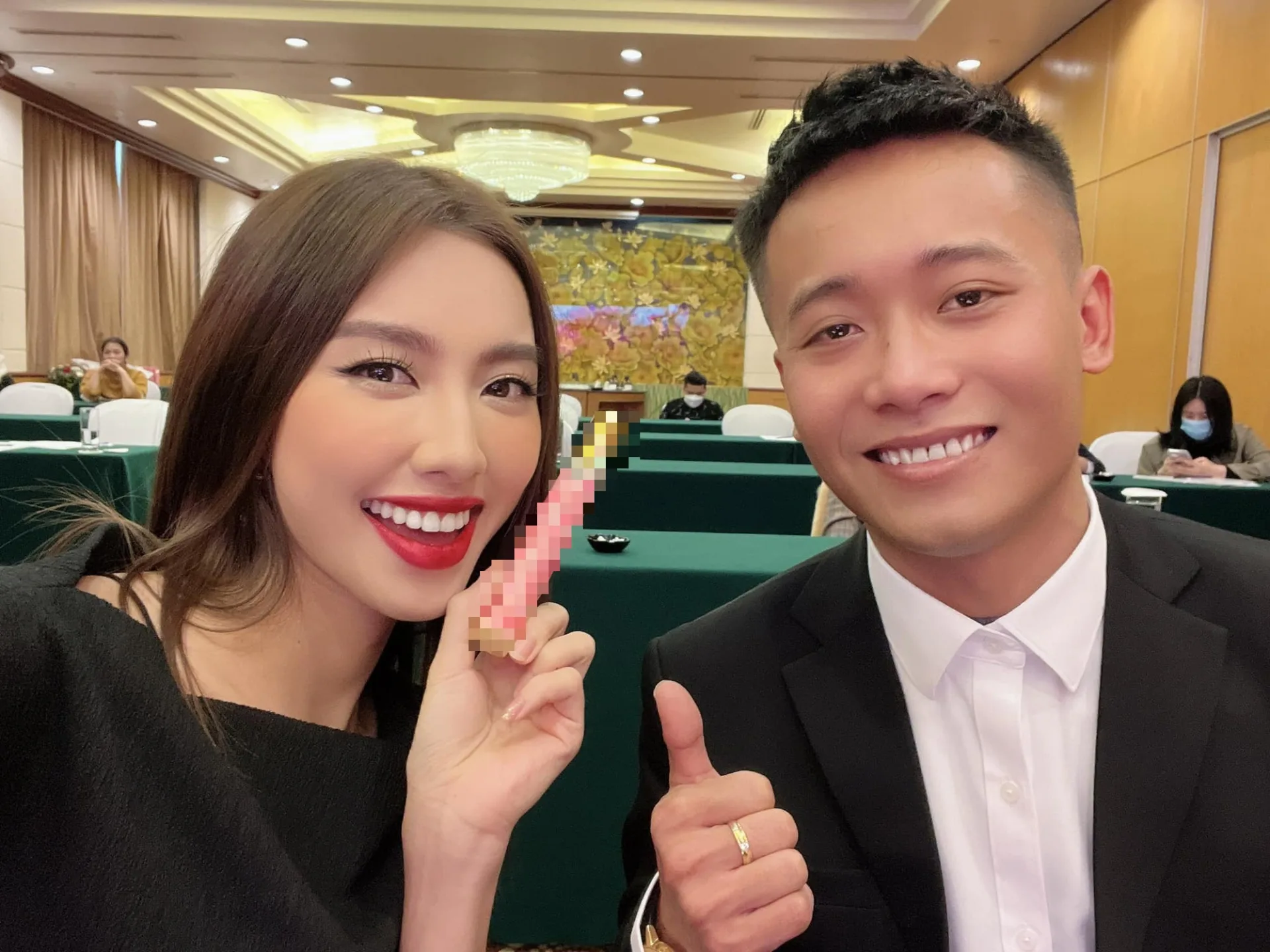 Thùy Tiên call video cho Quang Linh Vlog hẹn gặp tại Angola: “Em mặc ấm nhé ở đây trời đang lạnh” - Ảnh 2