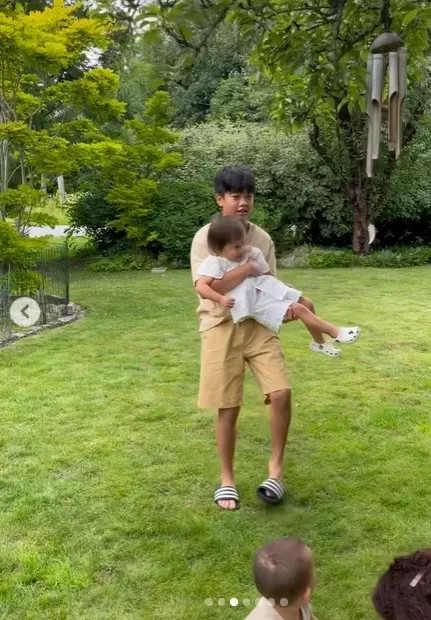 Anh cả Subeo cưng chiều em gái, hai tay bế Lisa quậy tung trời - Ảnh 2