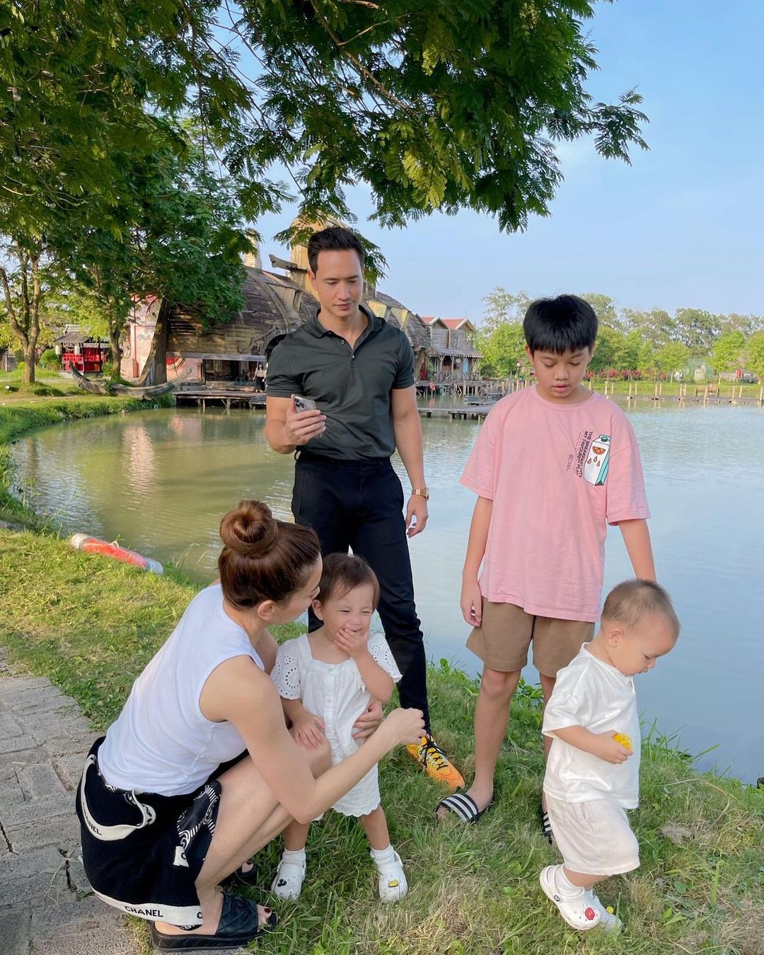 Anh cả Subeo cưng chiều em gái, hai tay bế Lisa quậy tung trời - Ảnh 4