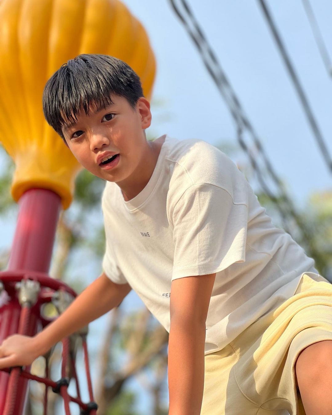 Anh cả Subeo cưng chiều em gái, hai tay bế Lisa quậy tung trời - Ảnh 6