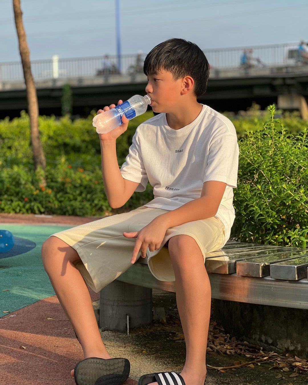 Anh cả Subeo cưng chiều em gái, hai tay bế Lisa quậy tung trời - Ảnh 7