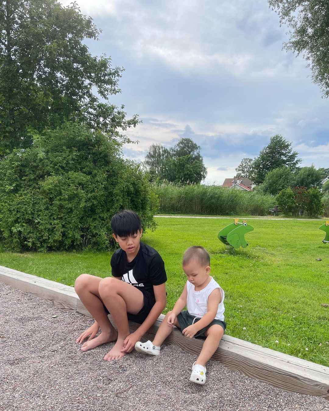 Anh cả Subeo cưng chiều em gái, hai tay bế Lisa quậy tung trời - Ảnh 8