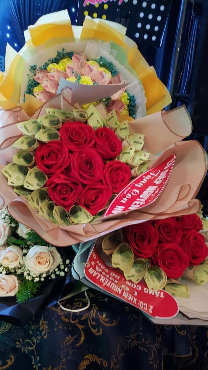 Hồ Văn Cường được fan tặng vàng và hoa tiền bạc triệu khi đi hát - Ảnh 1