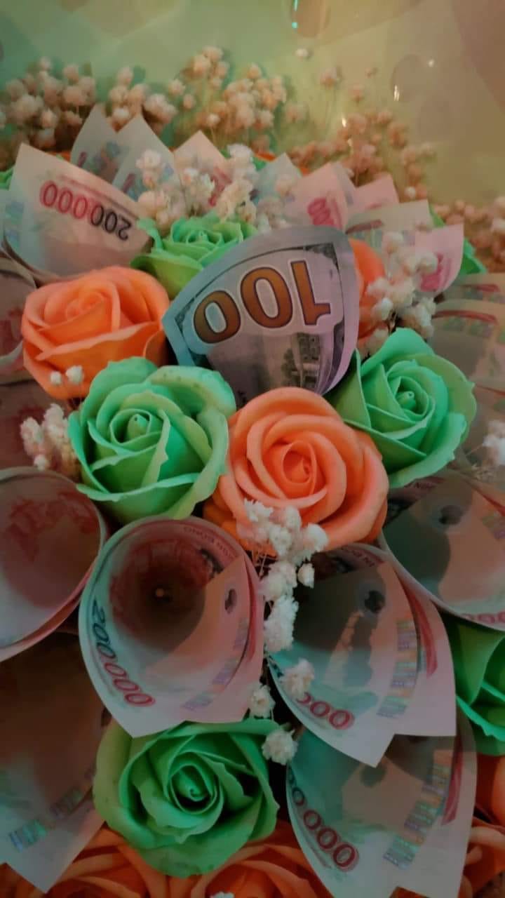 Hồ Văn Cường được fan tặng vàng và hoa tiền bạc triệu khi đi hát - Ảnh 2